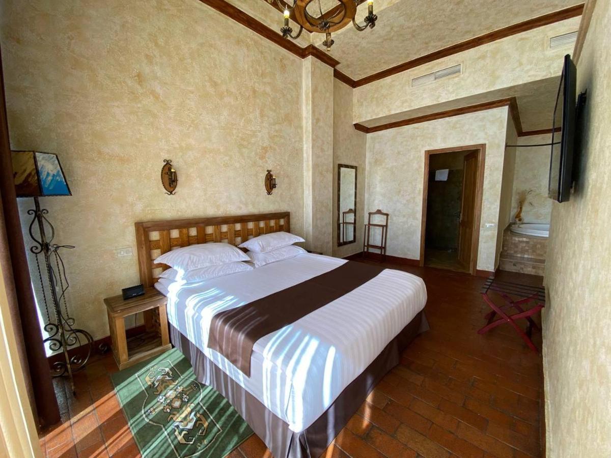 Caucasus Hotel Kasagh Exterior foto A room at the hotel
