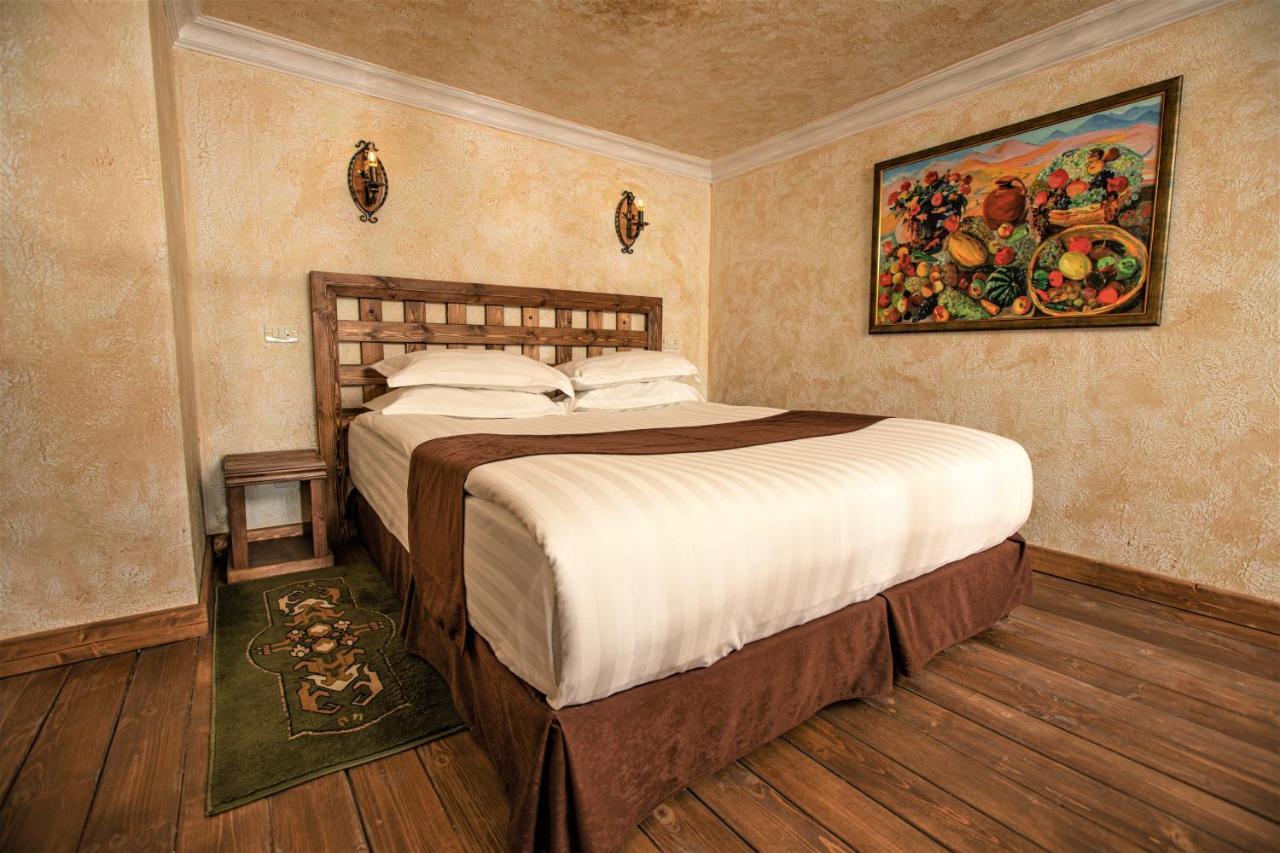 Caucasus Hotel Kasagh Exterior foto A room at the hotel