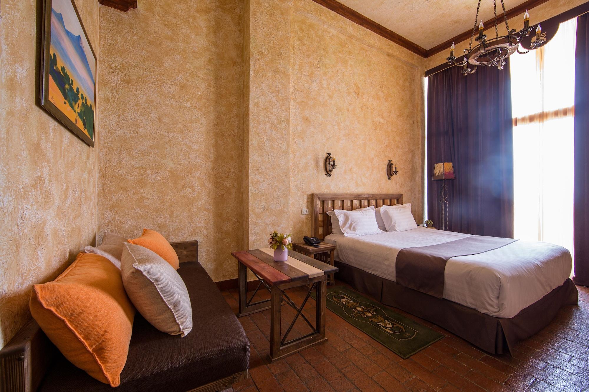 Caucasus Hotel Kasagh Exterior foto A room at the hotel
