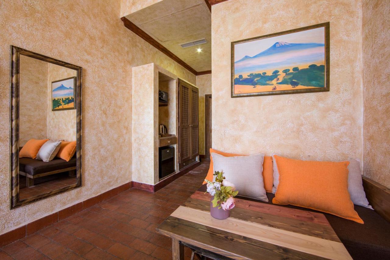 Caucasus Hotel Kasagh Exterior foto A room at the hotel